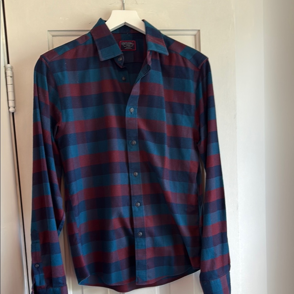 UNTUCKit Blue and Red Casual Button Down Shirt